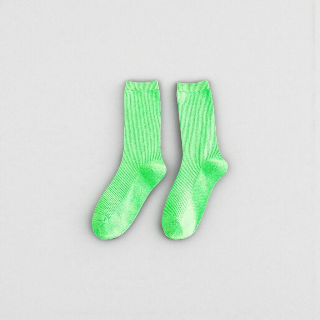 Green casual cotton socks for both men and women, sports moisture-absorbing mid-calf socks Application Scenario
