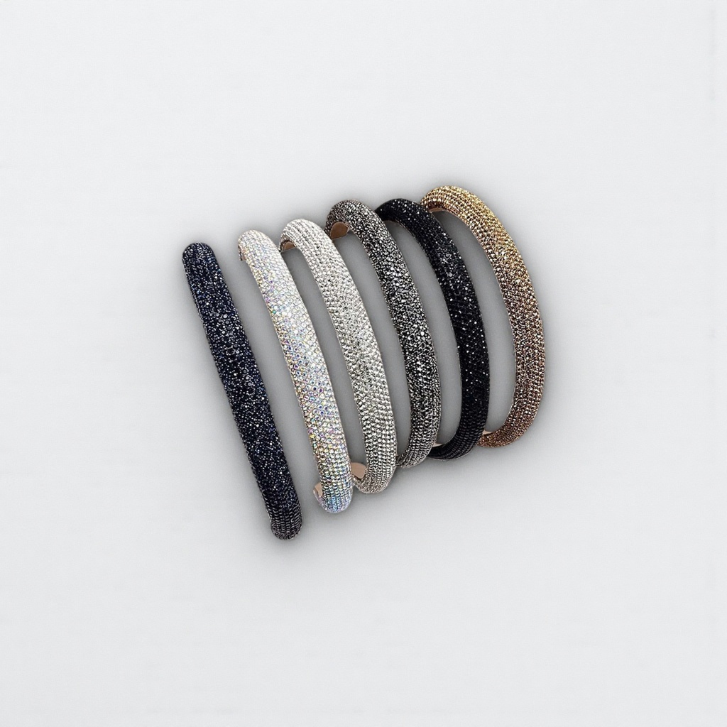 A dazzling diamond-encrusted hairband in five colors: deep blue, silver, black, gold and white. Books are displayed