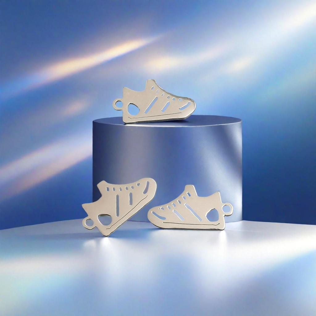 Metal shoe-shaped pendant, a fashionable and individual accessory, is a versatile necklace pendant
