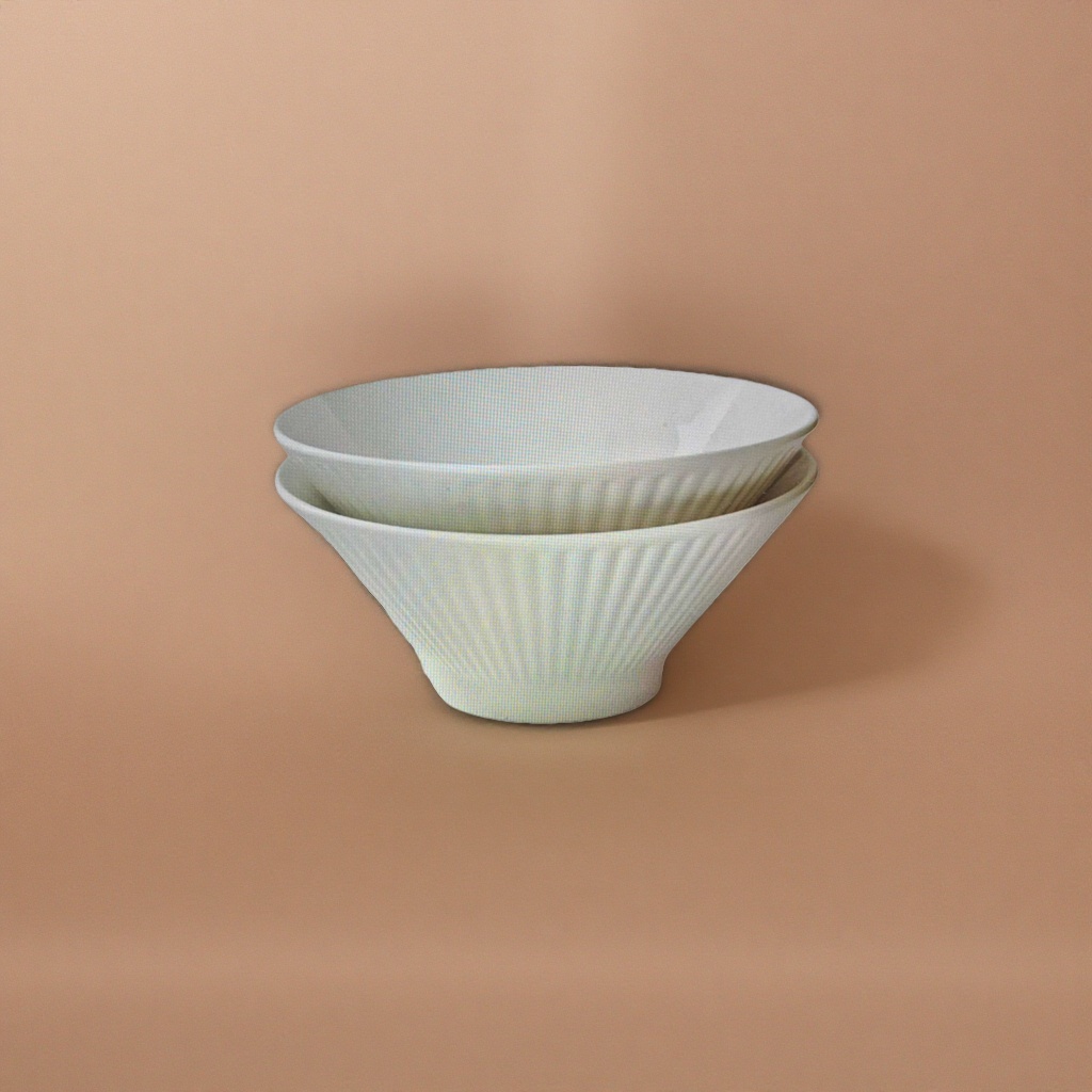 The white ceramic bowl is fired at high temperature with a smooth glaze surface. It is a household bowl for serving soup and rice