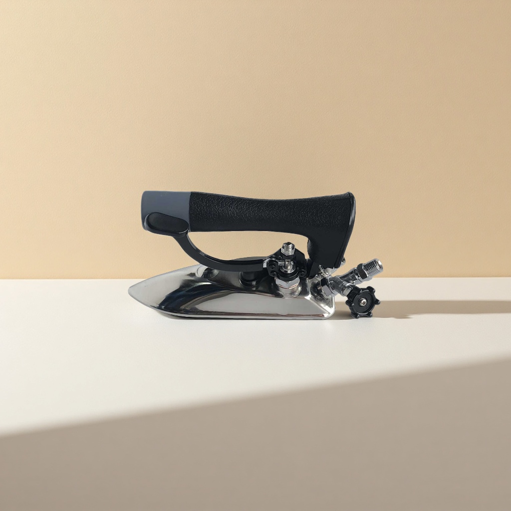 E-type press type small iron, household portable steam iron Application Scenario