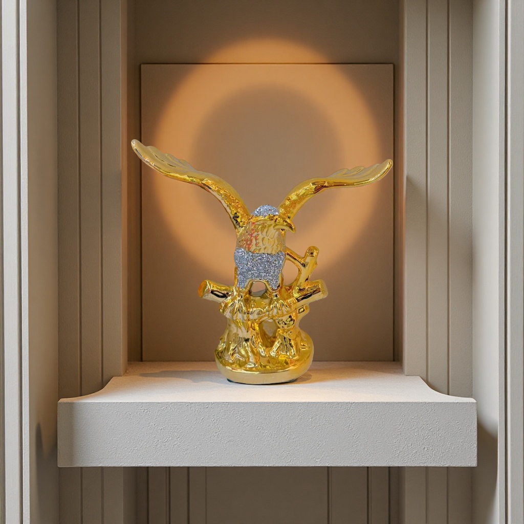 Golden eagle-shaped decorative home furnishings, bird-themed metal handicrafts details Picture