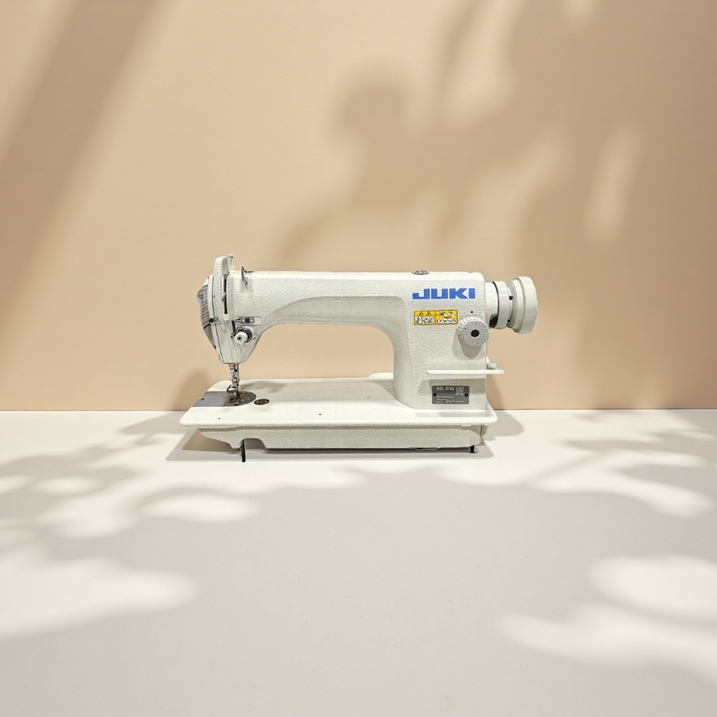 The JUKI DDL8700 industrial sewing machine features high-speed flat sewing with electronic speed regulation and automatic thread cutting Application Scenario