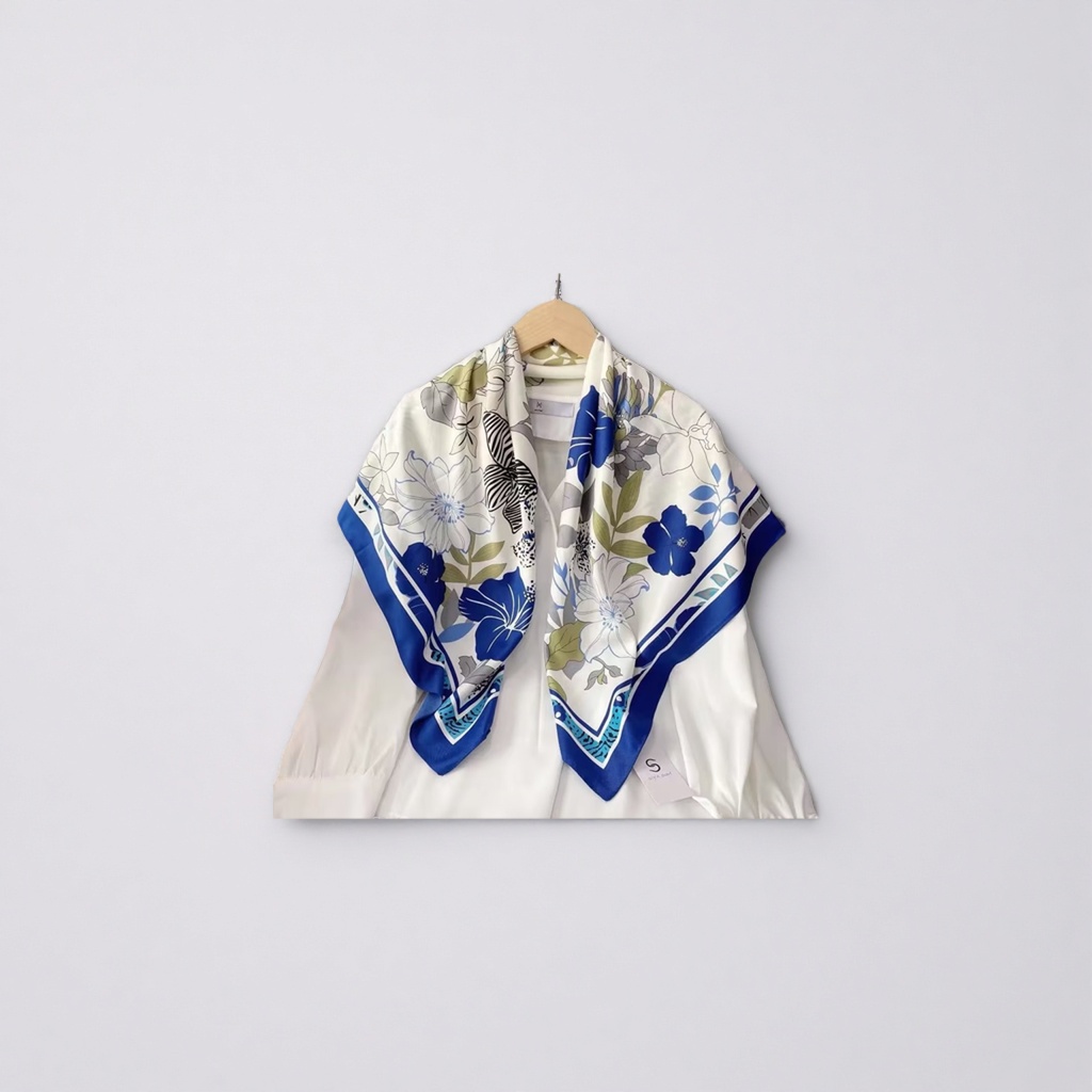 The floral-patterned silk scarf is light, breathable, elegant and versatile details Picture