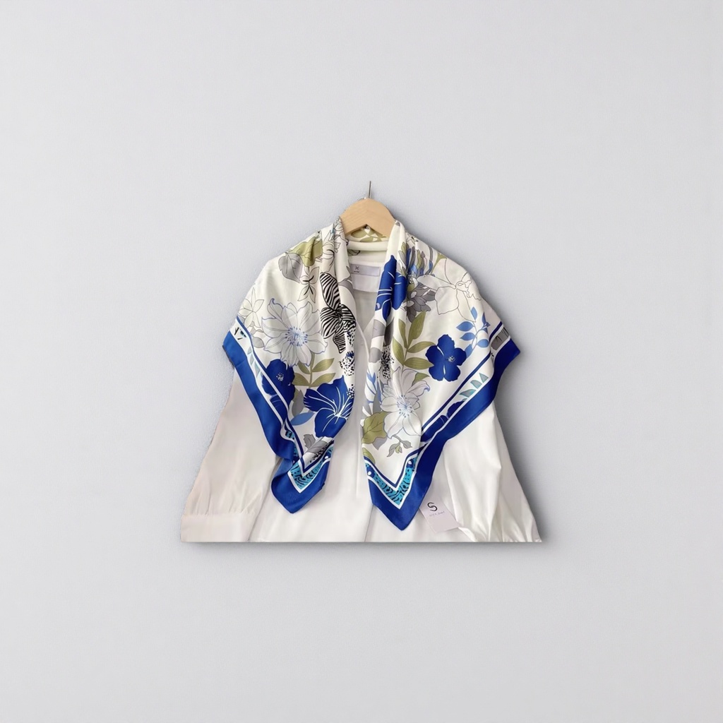 The floral-patterned silk scarf is light, breathable, elegant and versatile Specification image