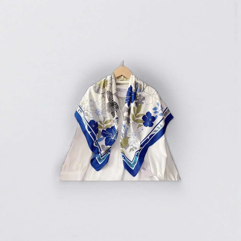 The floral-patterned silk scarf is light, breathable, elegant and versatile