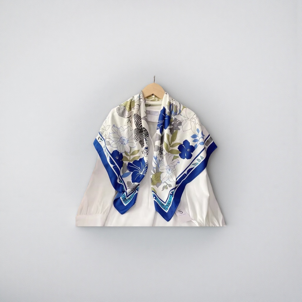 The floral-patterned silk scarf is light, breathable, elegant and versatile Application Scenario