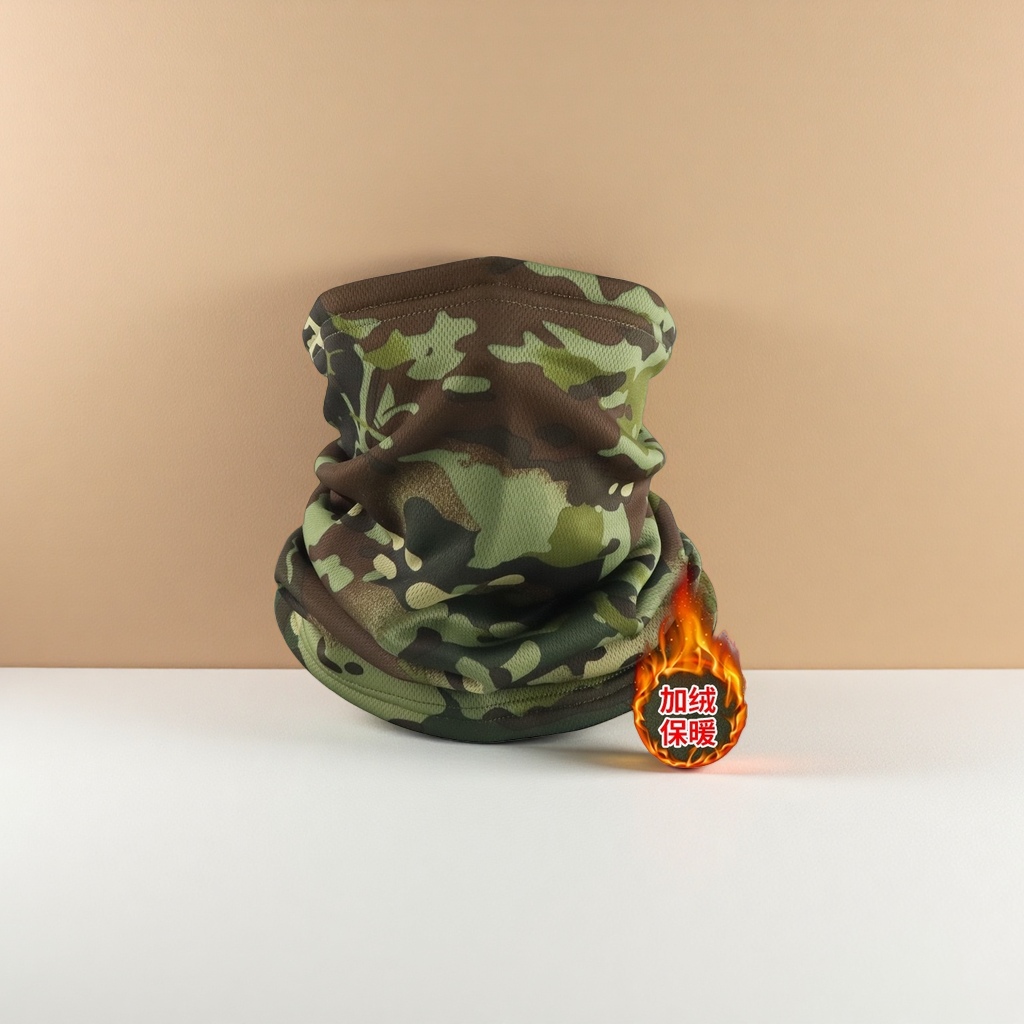 The camouflage patterned knitted scarf is suitable for both men and women, providing warmth and wind protection for outdoor sports