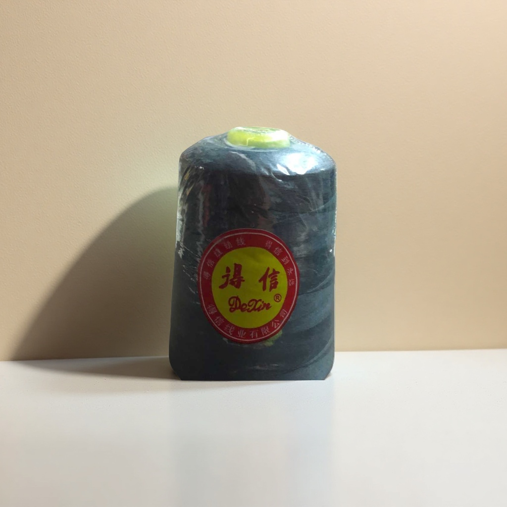 Dexin sewing thread rolls come in a variety of colors and are available. They are made of high-strength and wear-resistant cotton-polyester blends, with a length of 1000 meters details Picture