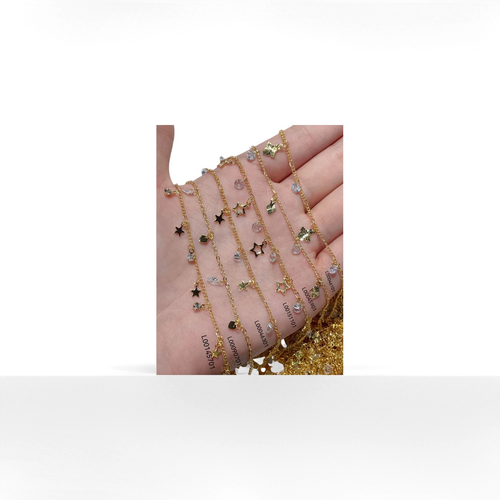 The golden necklace and bracelet set is a fashionable, simple and versatile couple accessory Application Scenario