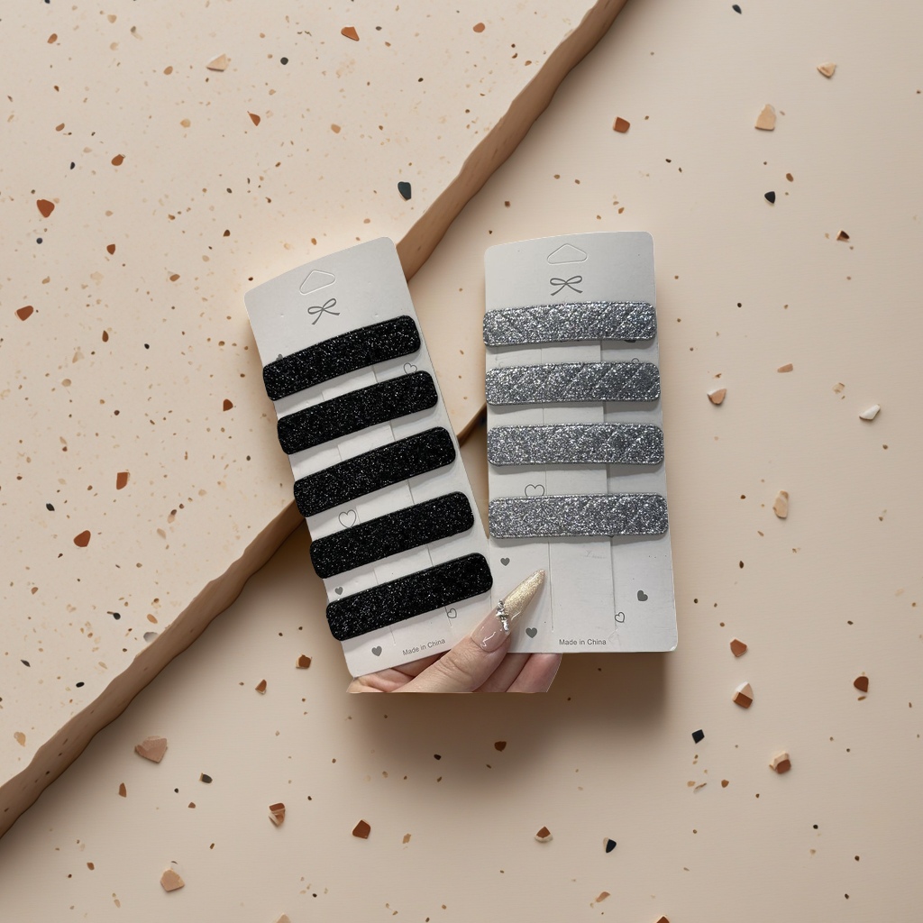 A pair of fashionable and simple hair clips with a metallic texture, anti-slip and won't damage your hair