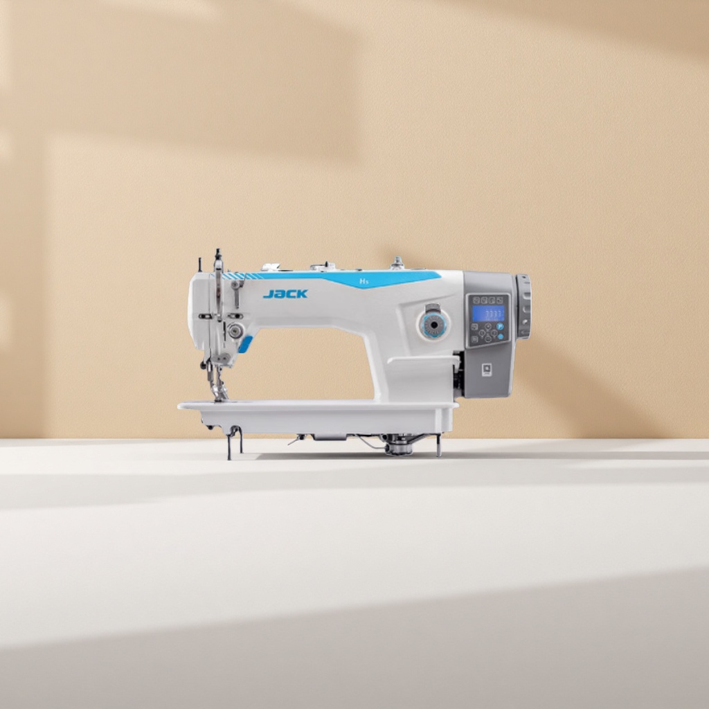 Industrial sewing machine with cast iron body and large rotary shuttle at 3000 revolutions per minute, specially designed for factory workshops Application Scenario