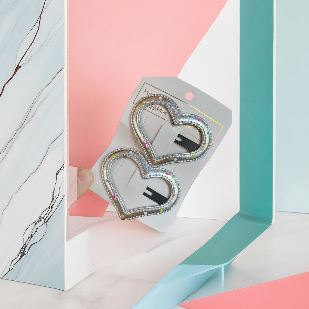 Heart-shaped hair clips are sweet and cute, with a girlish heart. The metallic texture of the hair accessory is simple and versatile