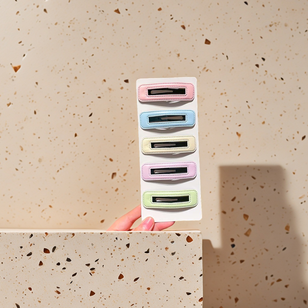 A fashionable and simple hair clip set with a metallic texture and double hair clips details Picture