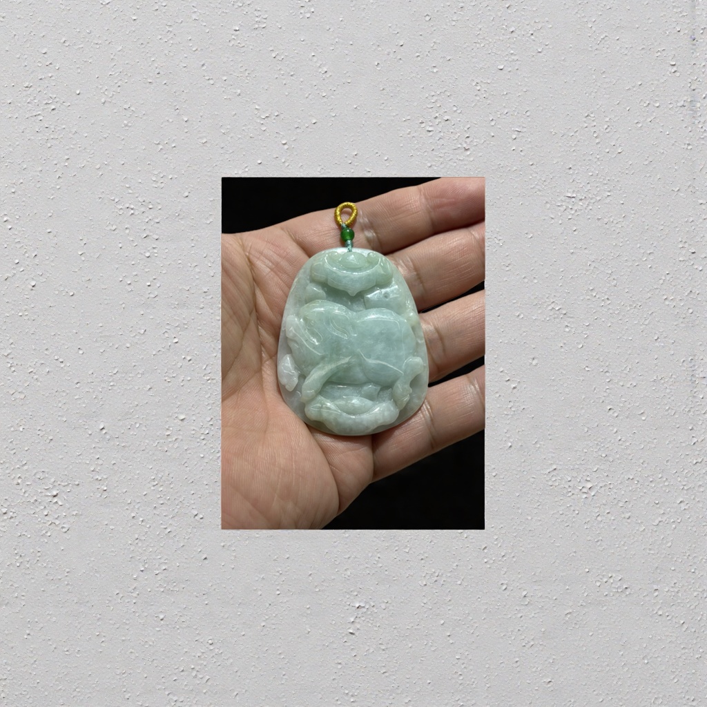 Natural jade carved pendants, exquisite handcrafted jade pendants, fashionable and versatile accessories Application Scenario