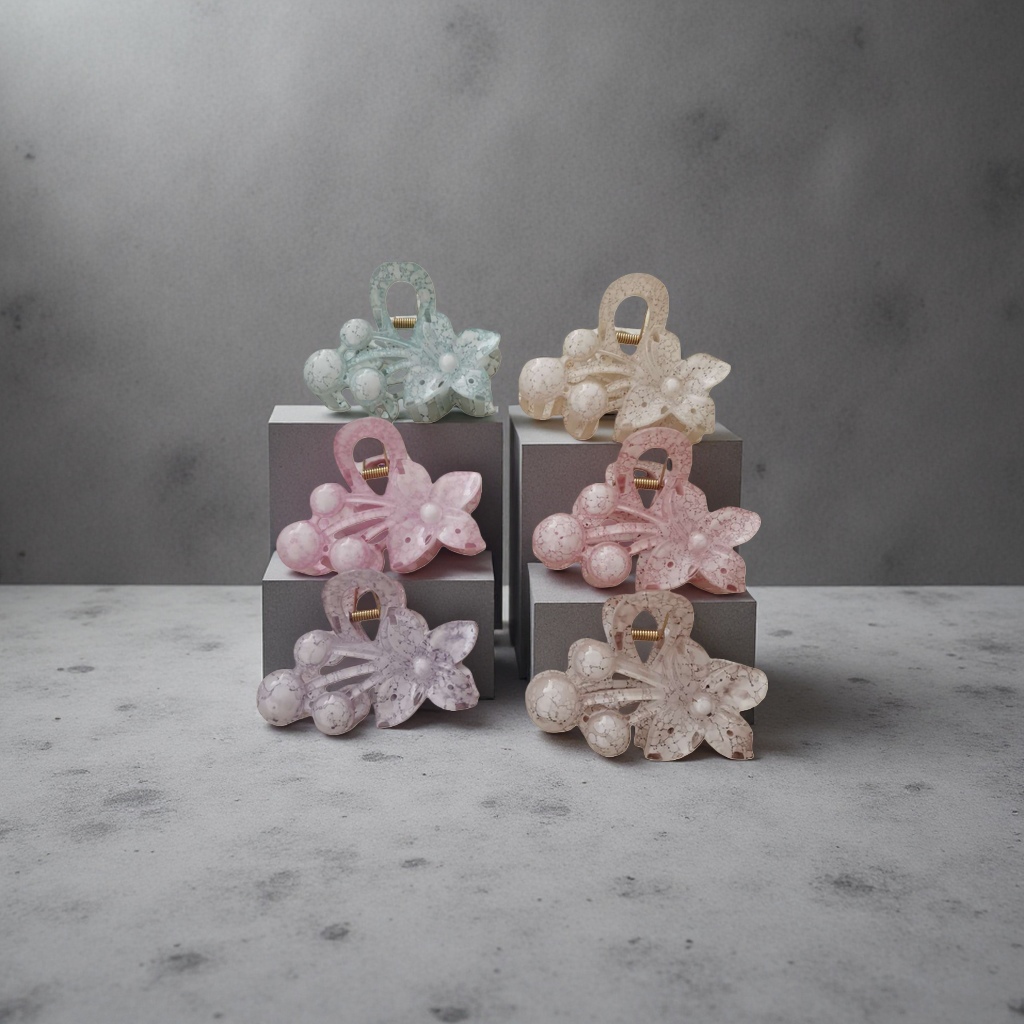 A pair of fashionable and simple hair clips with a metallic texture, anti-slip and won't damage your hair details Picture