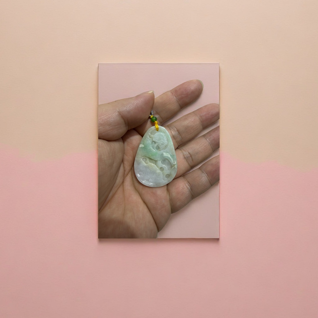 Natural jade pendant, a fashionable and versatile necklace for women, a light luxury and niche design. 134018966 Application Scenario