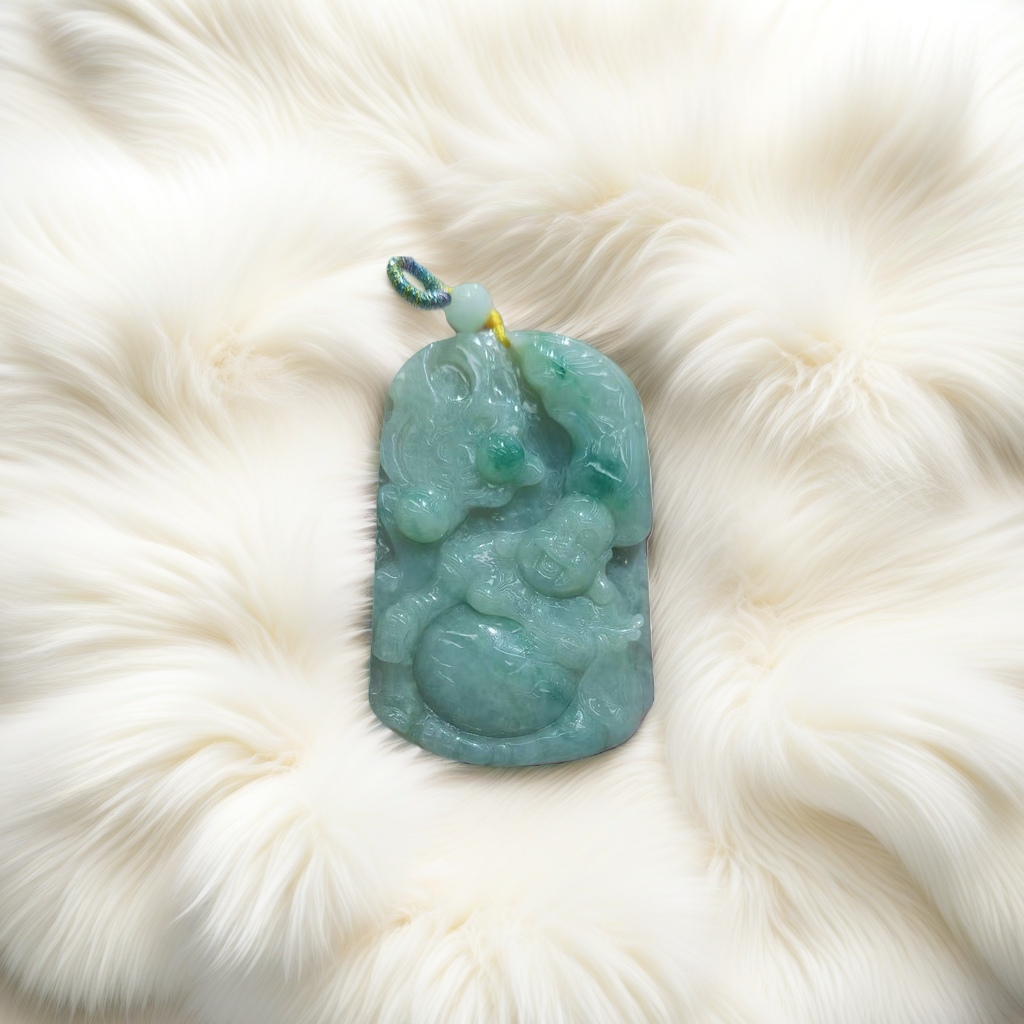Natural jade pendant, a fashionable and versatile jade pendant necklace for women to wear as a gift or for personal use Application Scenario