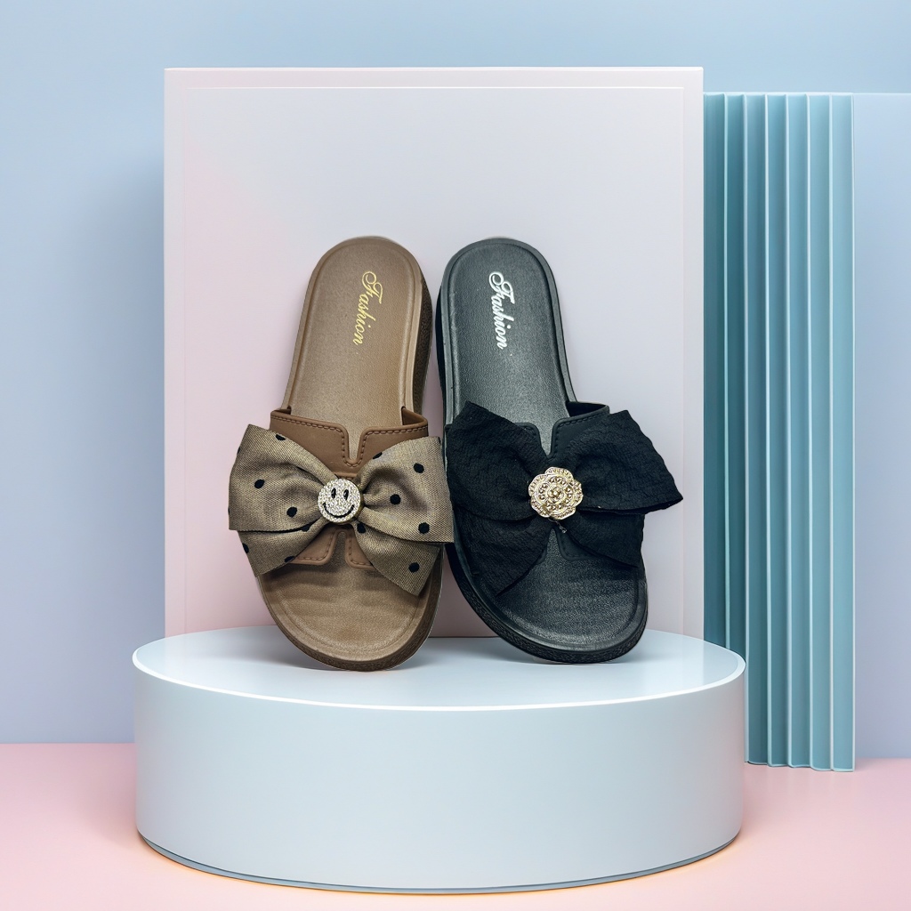 Fashionable summer women's flat, anti-slip, soft-soled home casual slippers Application Scenario