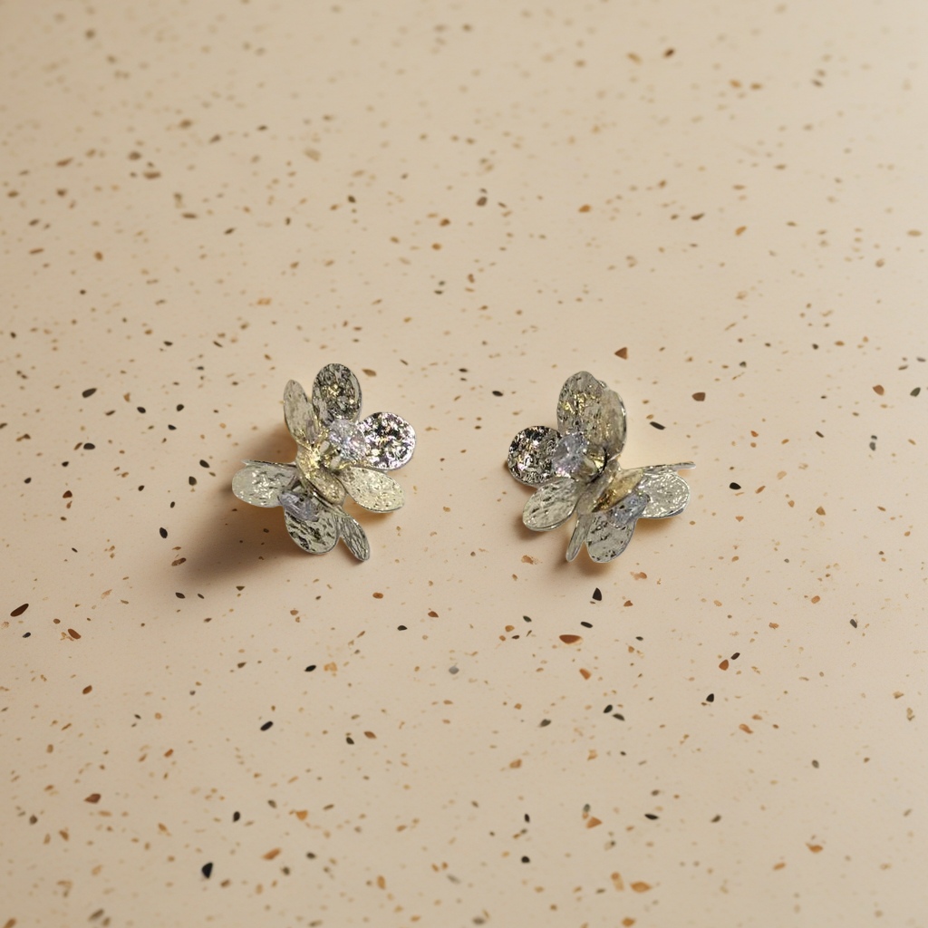 A pair of fashionable and simple earrings and light luxury alloy stud earrings for women details Picture