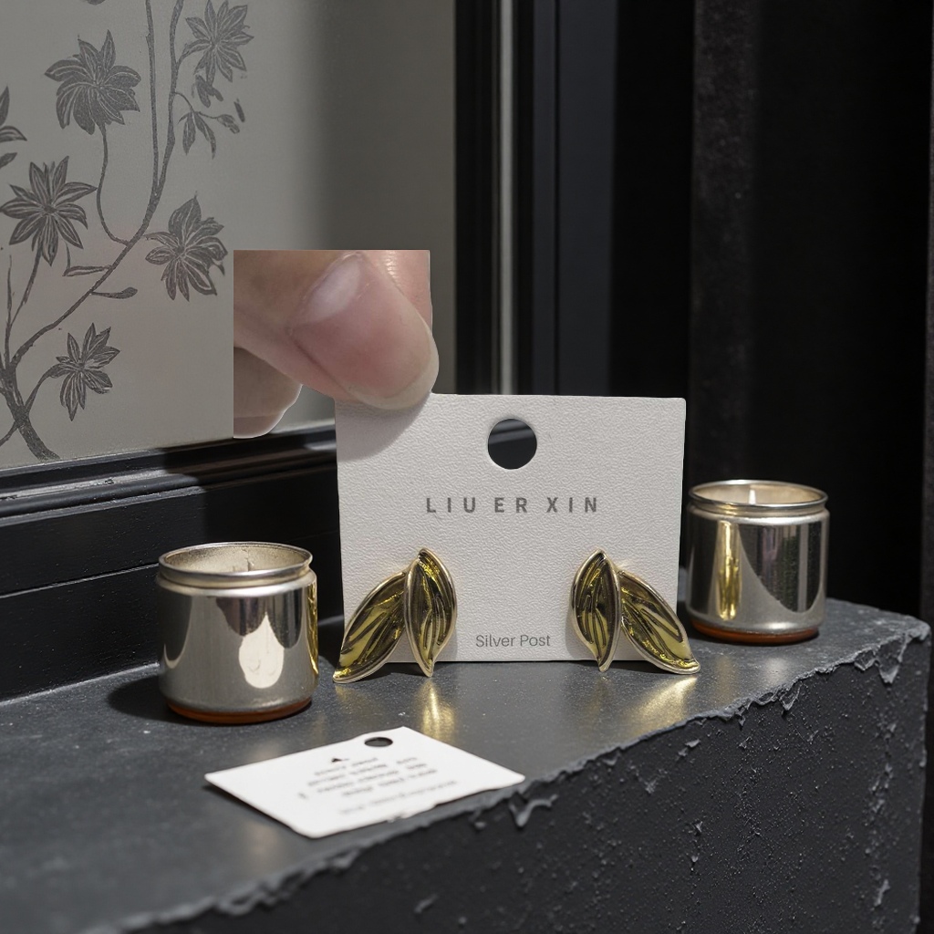 Golden leaf-shaped stud earrings are fashionable, simple and light luxury earrings