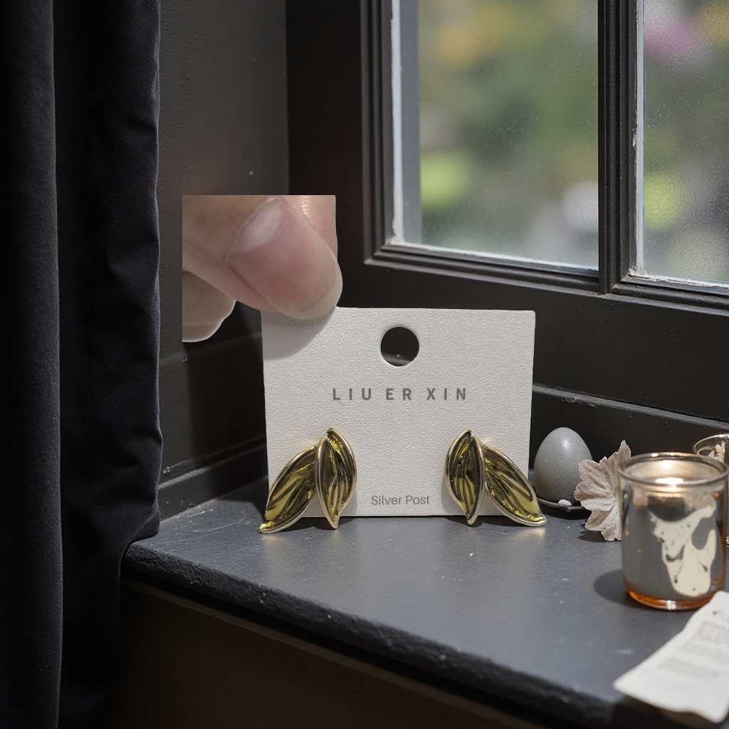 Golden leaf-shaped stud earrings are fashionable, simple and light luxury earrings details Picture