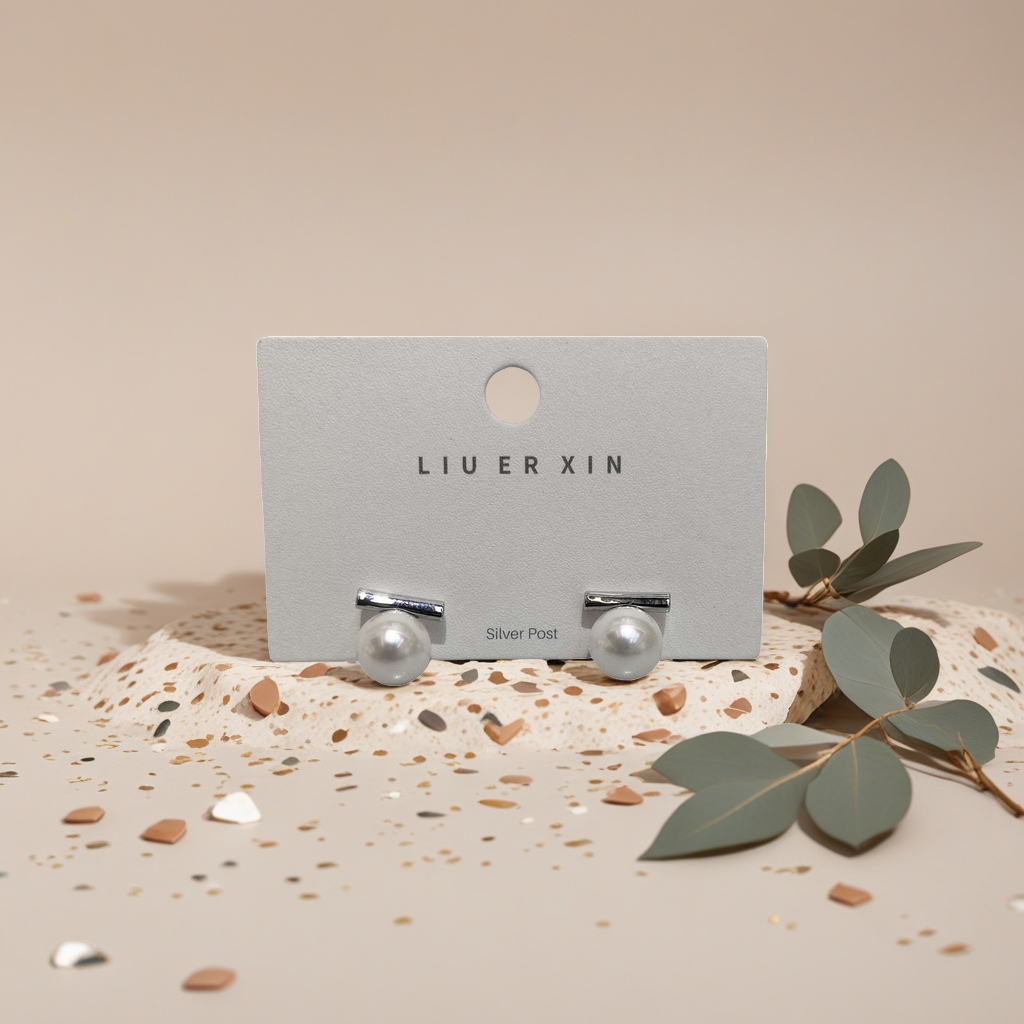 Pearl stud earrings for women are fashionable and simple. They are 18K gold-coated anti-allergy stud earrings