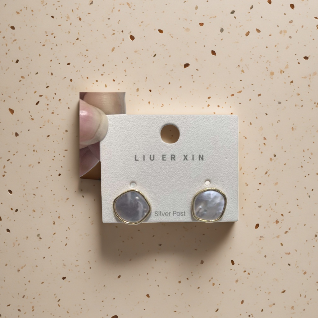 A pair of fashionable and simple ear studs made of anti-allergy alloy Specification image