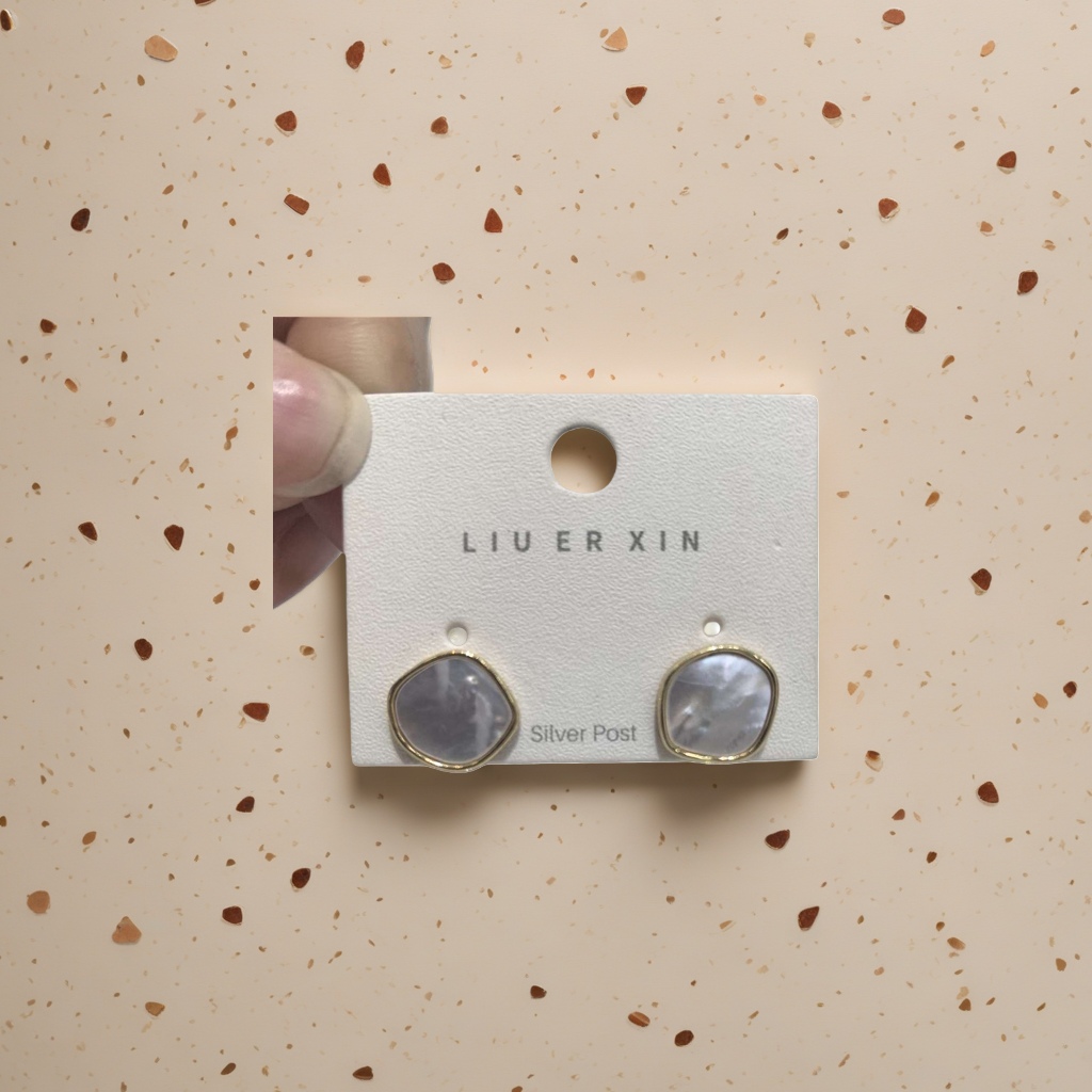 A pair of fashionable and simple ear studs made of anti-allergy alloy Application Scenario