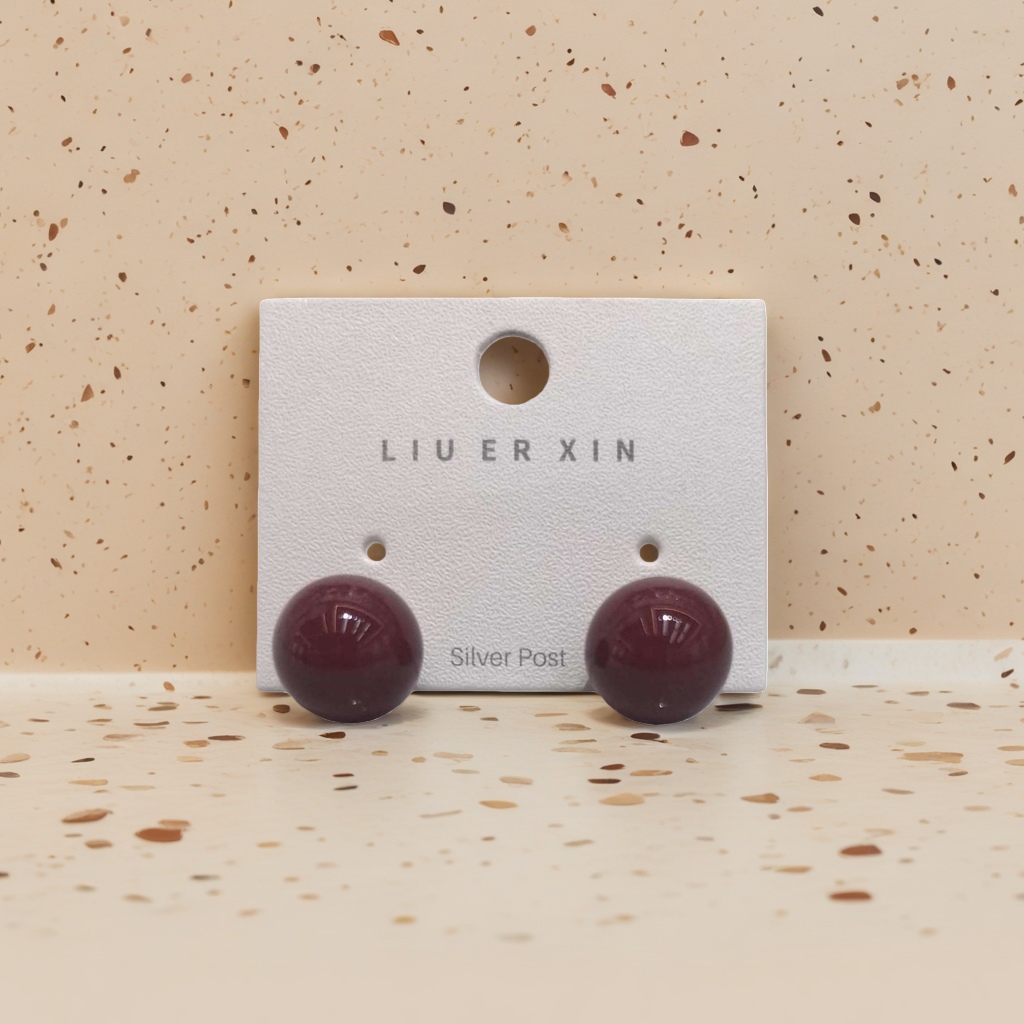 Deep red round stud earrings are fashionable, simple and versatile earrings