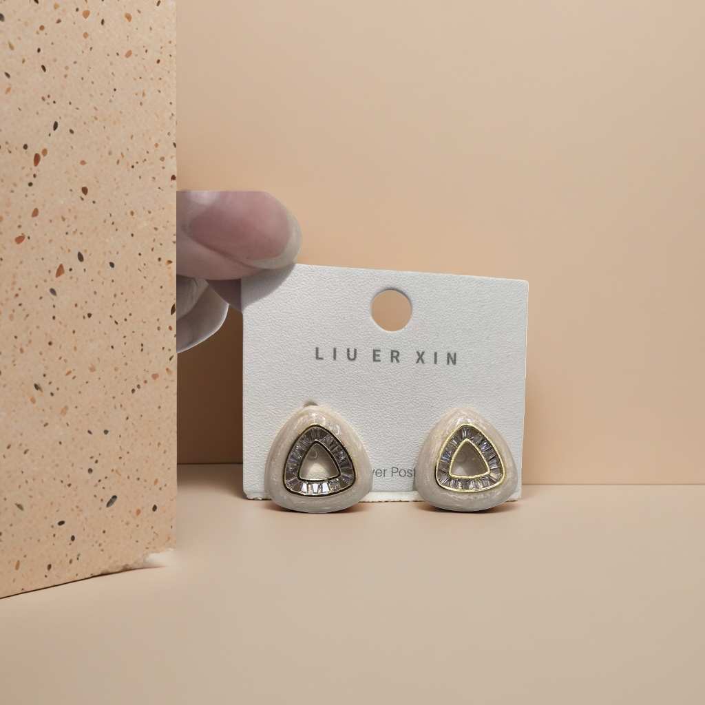 A pair of fashionable, simple and versatile earrings