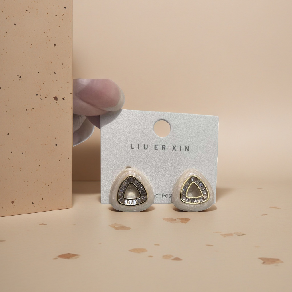 A pair of fashionable, simple and versatile earrings Specification image