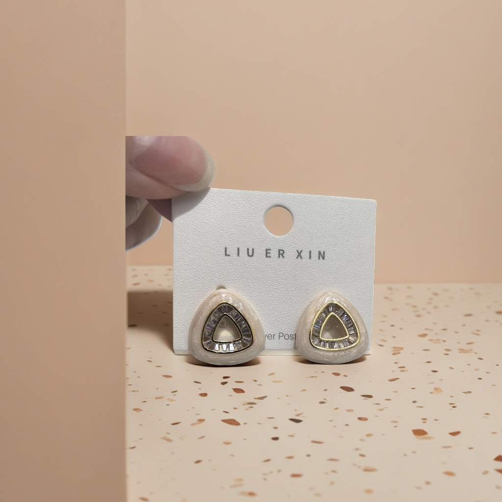 A pair of fashionable, simple and versatile earrings details Picture