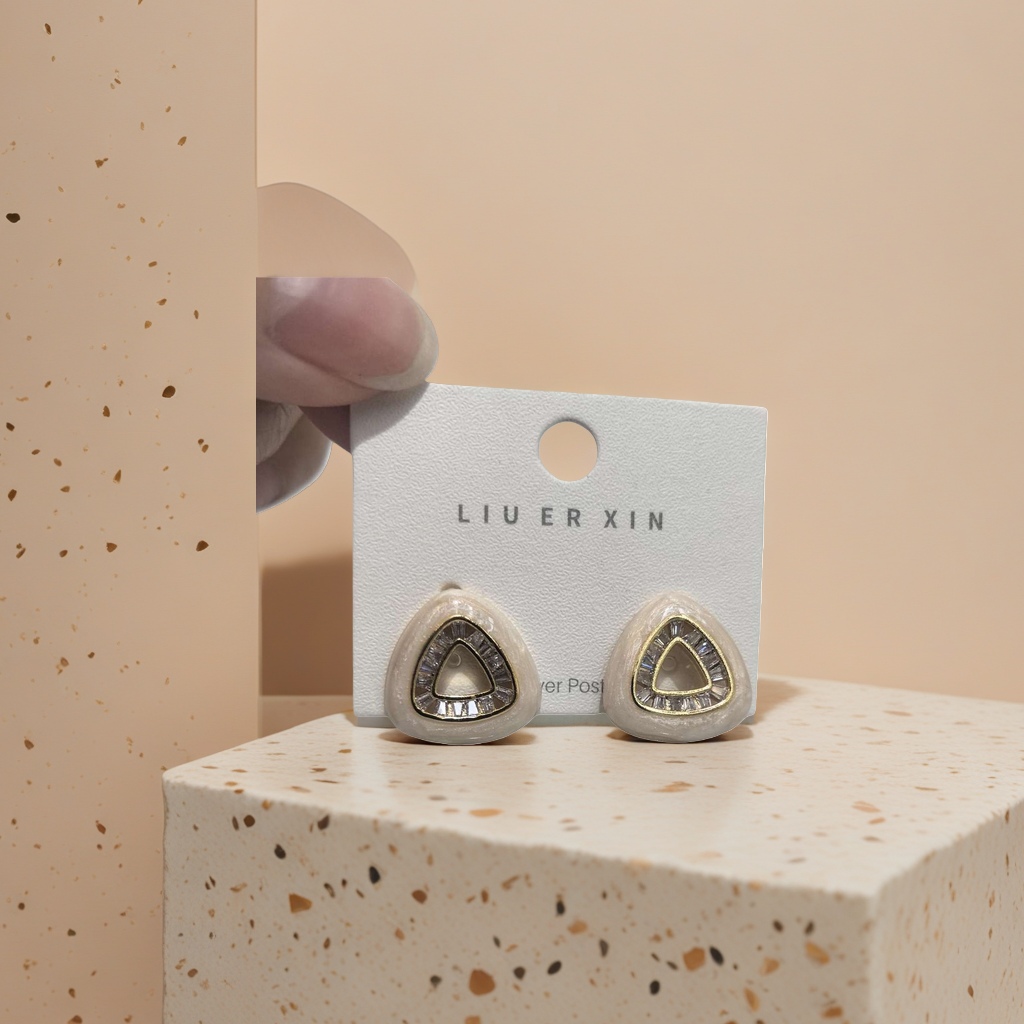 A pair of fashionable, simple and versatile earrings Application Scenario