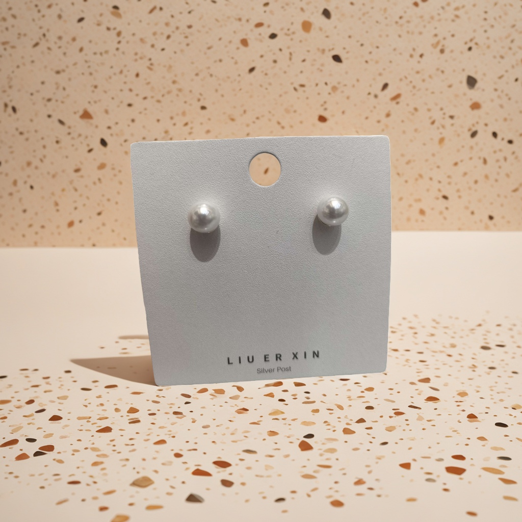 Pearl stud earrings are versatile for women. They are small, round and fresh water pearl earrings that prevent allergies Application Scenario