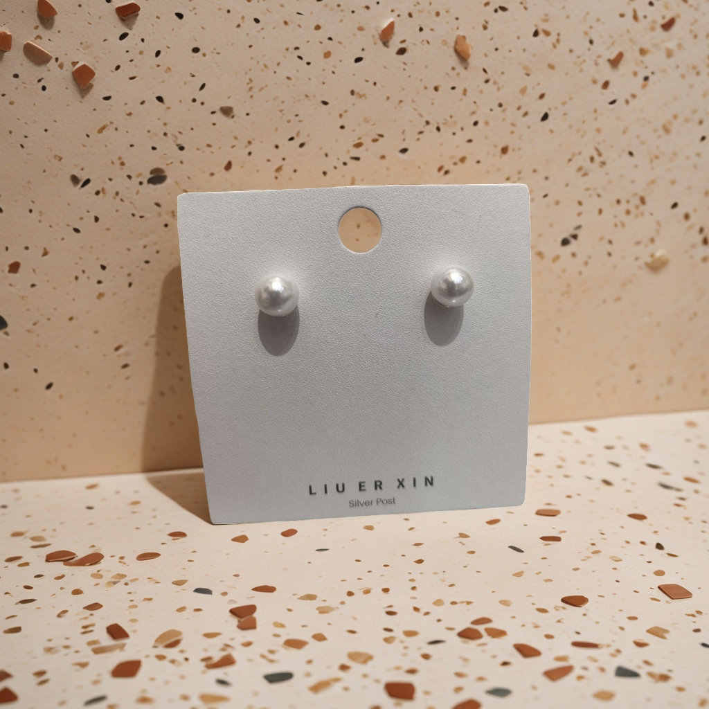 Pearl stud earrings are versatile for women. They are small, round and fresh water pearl earrings that prevent allergies details Picture