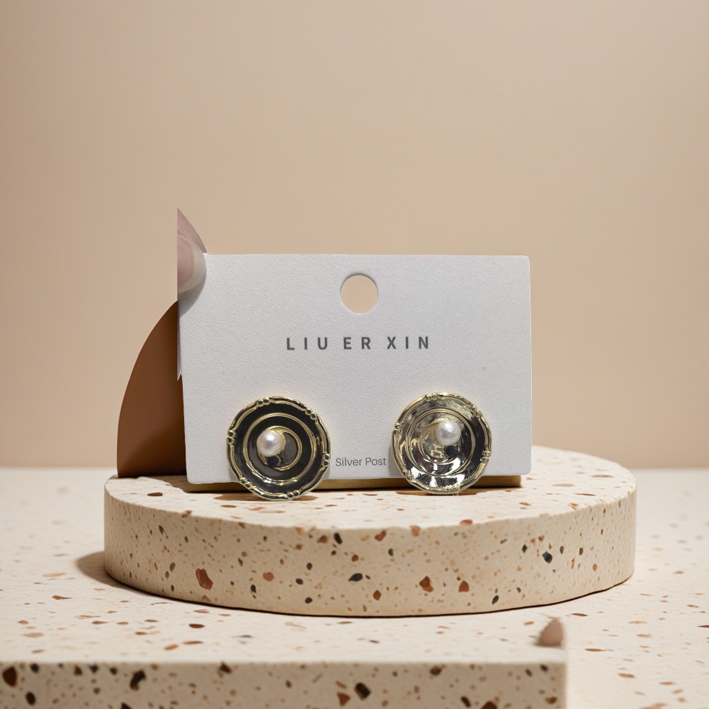 A pair of pure silver anti-allergy earrings and stud earrings are perfect for daily commuting details Picture