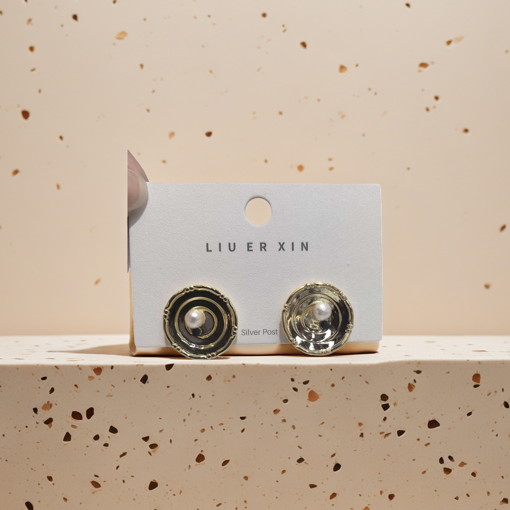 A pair of pure silver anti-allergy earrings and stud earrings are perfect for daily commuting