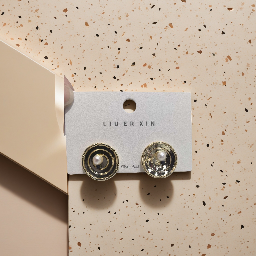 A pair of pure silver anti-allergy earrings and stud earrings are perfect for daily commuting Application Scenario