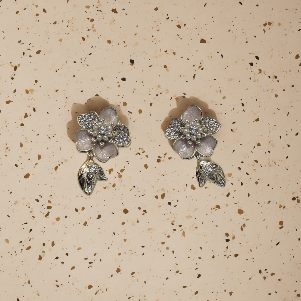 Flower earrings are fashionable and simple earrings that are versatile for women