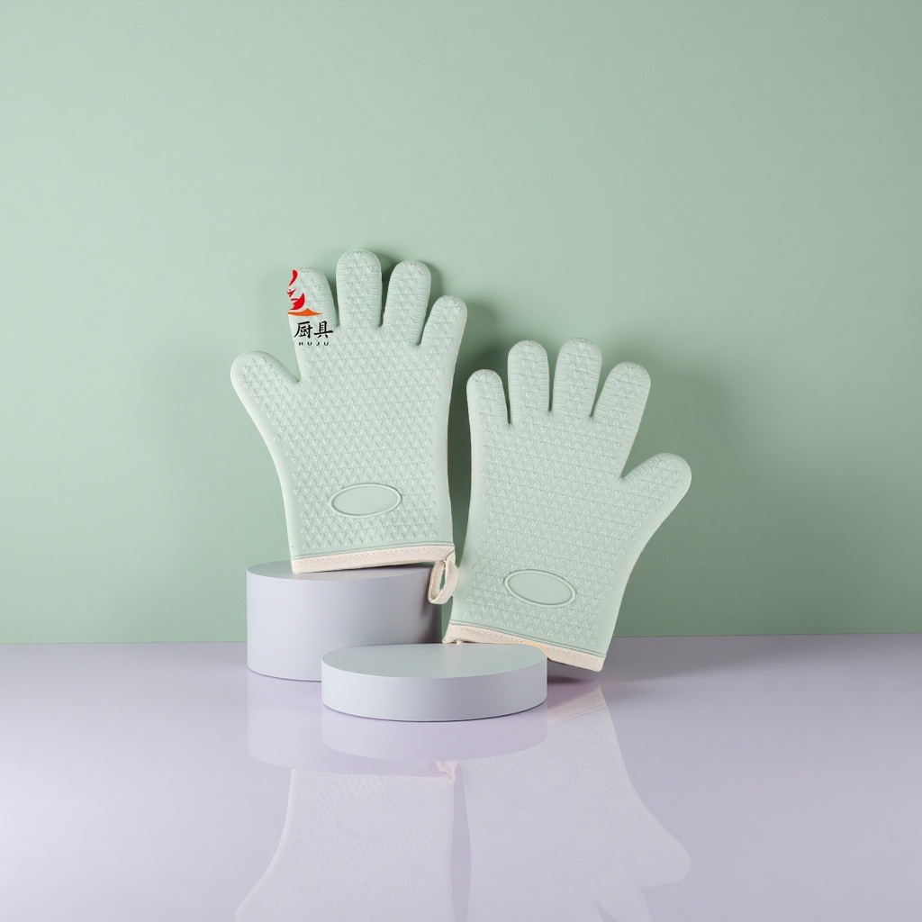 Light green silicone heat-resistant gloves, thickened and heat-resistant, for kitchen baking Application Scenario