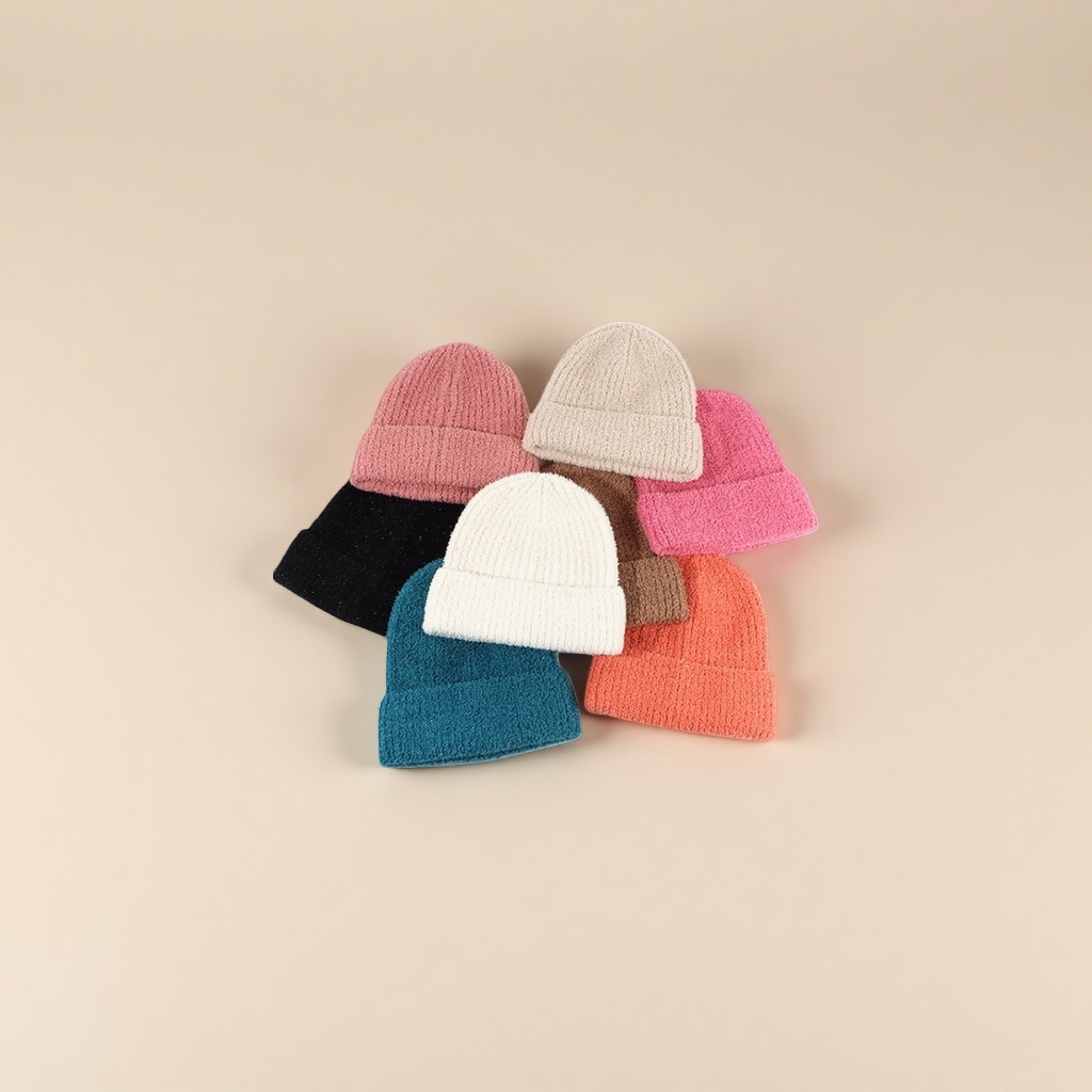 A bright silk solid-color knitted hat for women in autumn and winter, a warm woolen hat Application Scenario