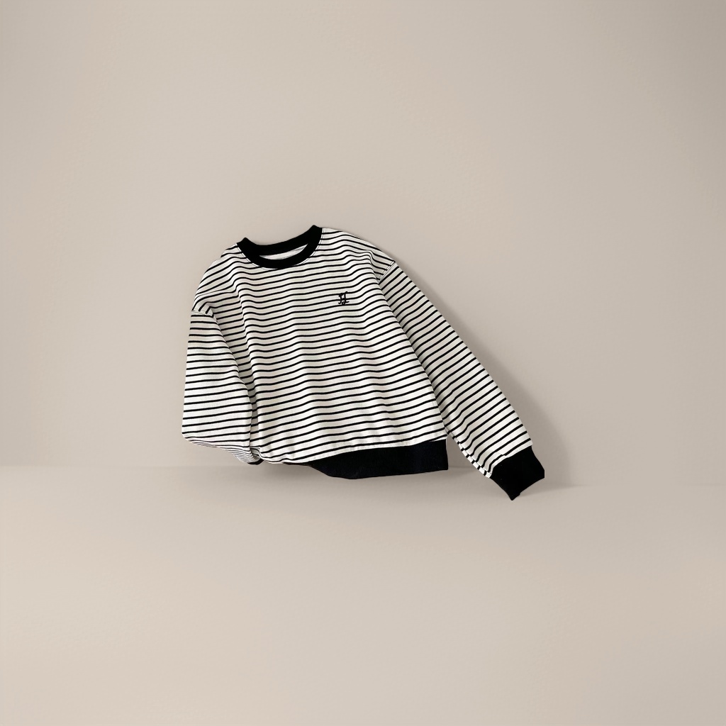 This striped long-sleeved top is fashionable, versatile, slimming and flattering pure cotton knitted sweater