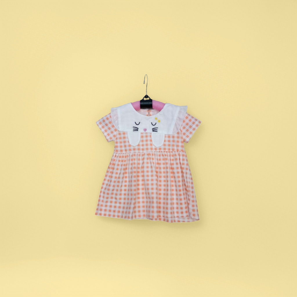 The new pink checkered dress for women's summer is a slimming mid-length style with an elegant and refined look Specification image