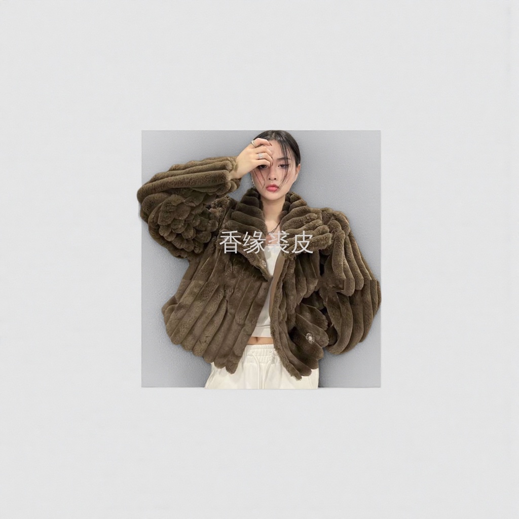 This brown plush character-shaped coat is cute and cartoonish. It keeps you warm in autumn and winter