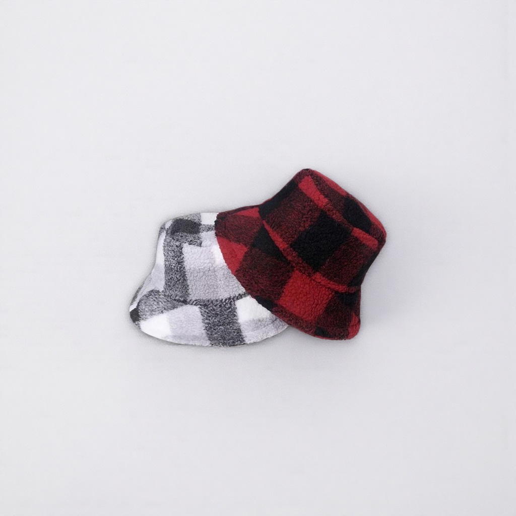 A checkered pattern fisherman's hat for both men and women, a casual sun hat Application Scenario