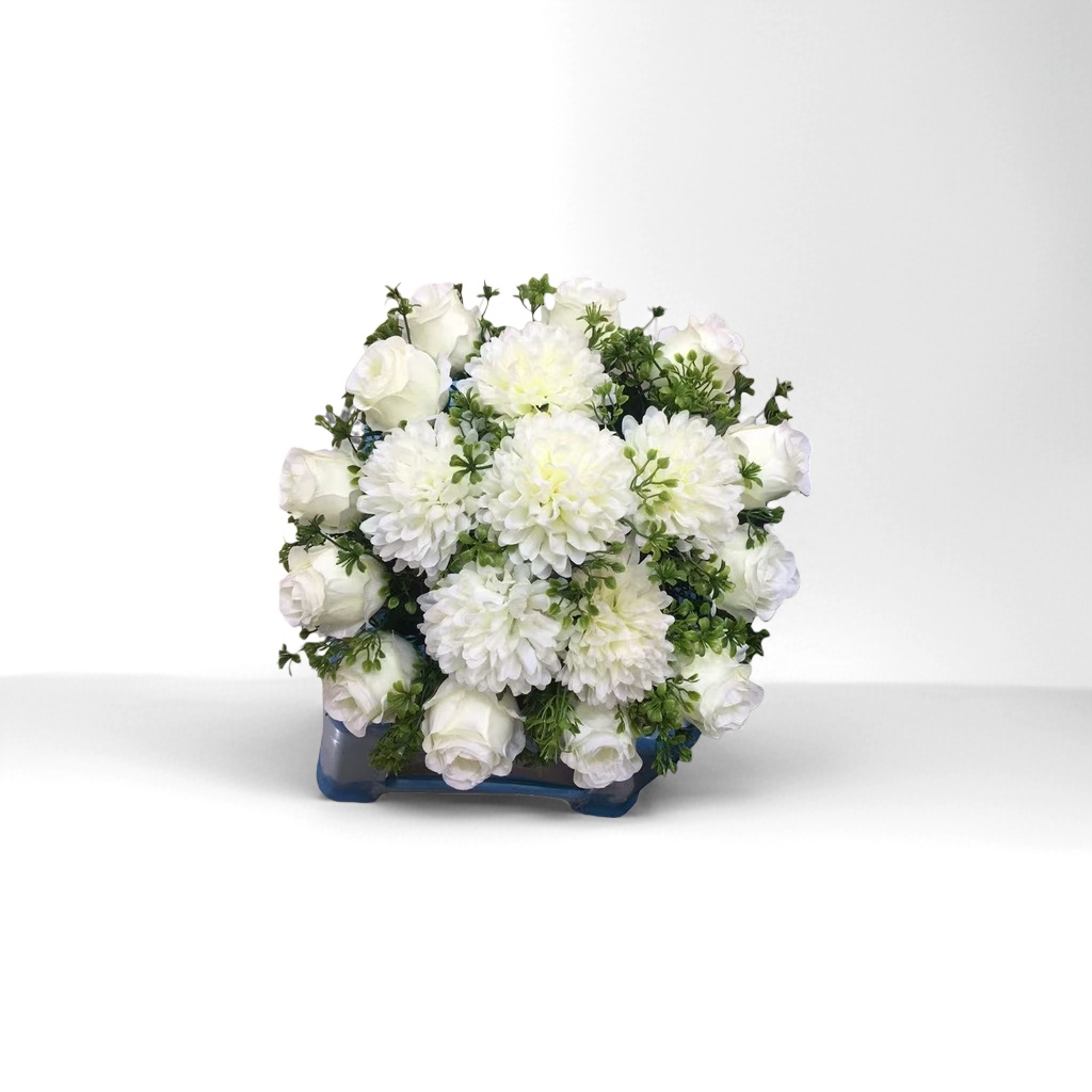 白色玫瑰和绣球花精致花束 鲜花配送生日情人节礼物