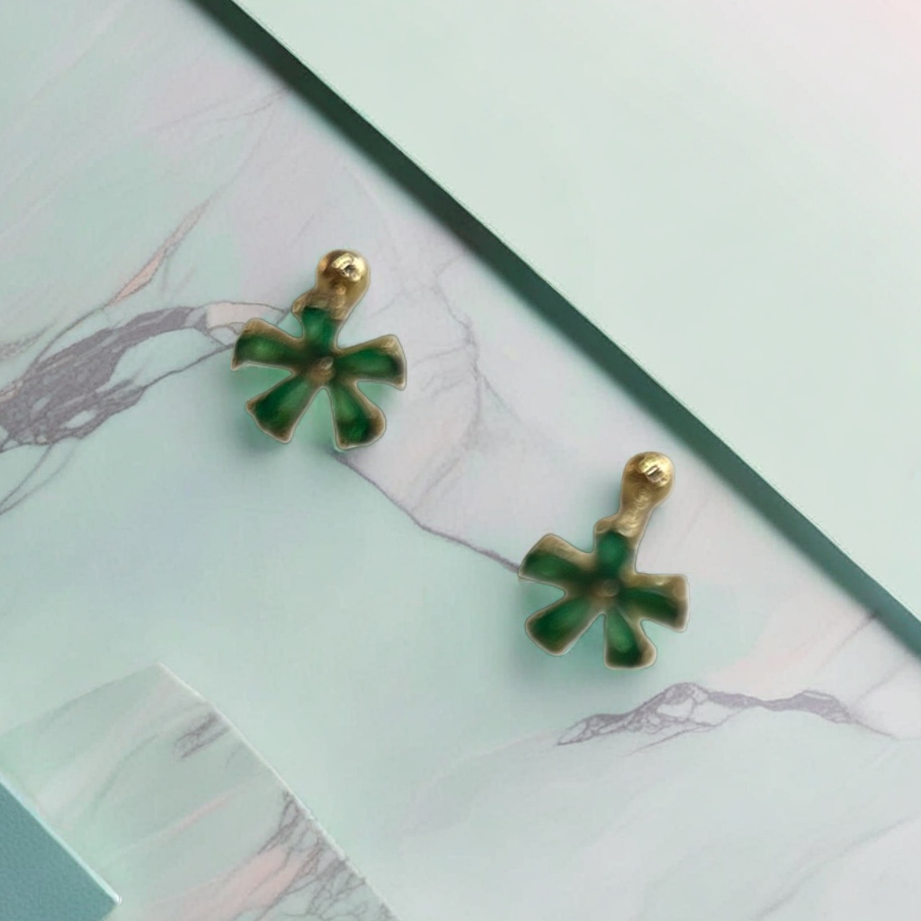 Green four-leaf clover stud earrings, fashionable and simple, pure silver anti-allergy earrings details Picture