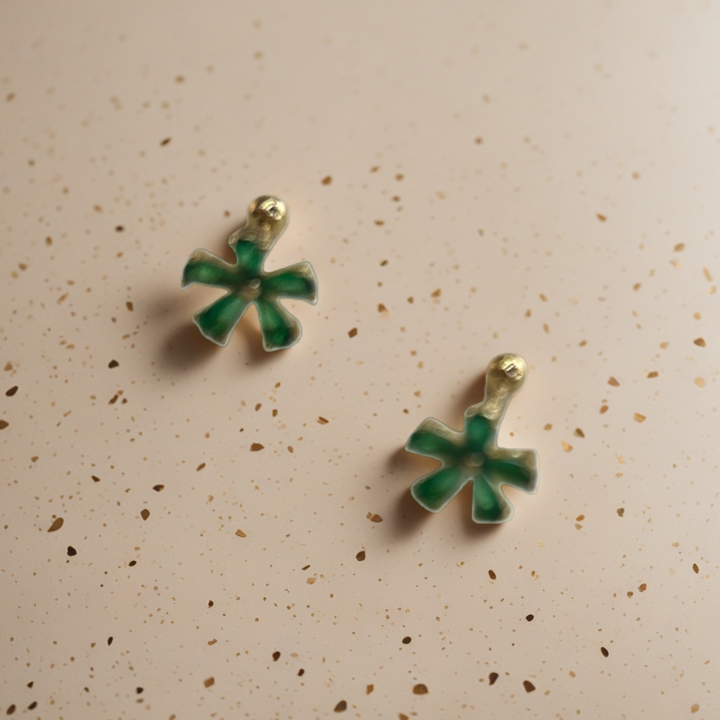Green four-leaf clover stud earrings, fashionable and simple, pure silver anti-allergy earrings Application Scenario