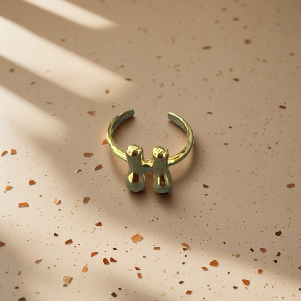A simple and fashionable gold ring for ladies, a pure silver gold-plated ring with an 18K gold texture details Picture
